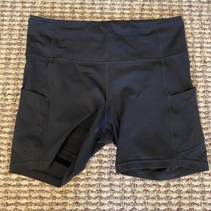 Lululemon shorts w/ pockets